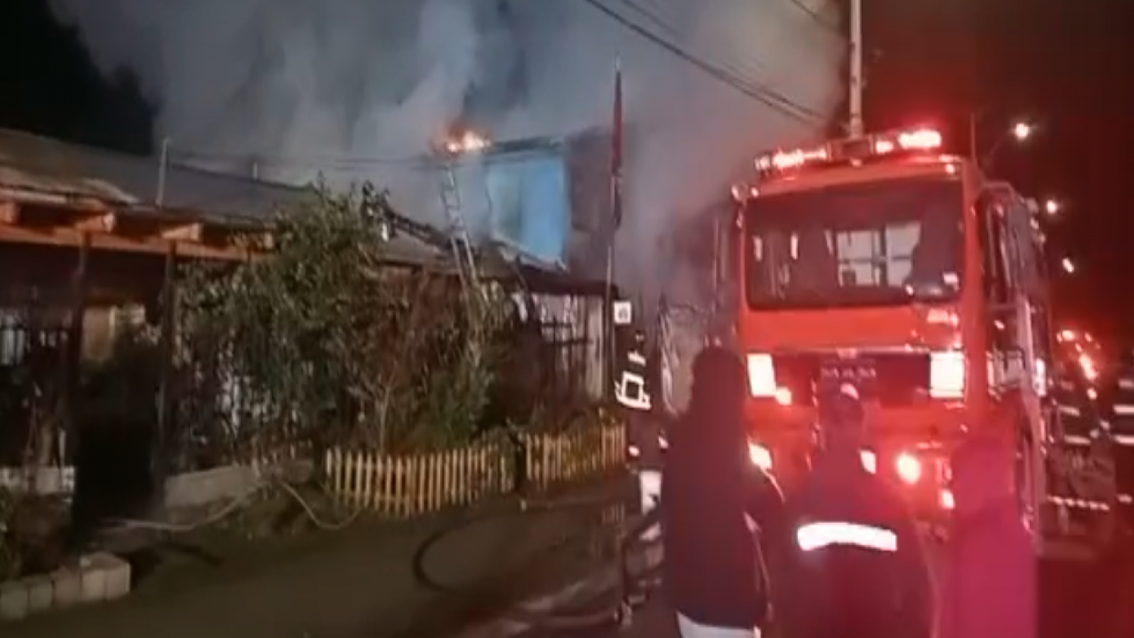 Incendio consume tres hogares en Talca