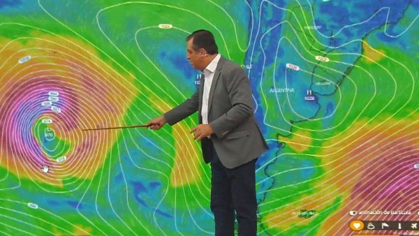 <p>Iván Torres explica el origen de los fuertes vientos en la Región Metropolitana</p>¿A qué se debieron los fuertes vientos de ayer? Iván Torres nos entrega el informe del tiempo
