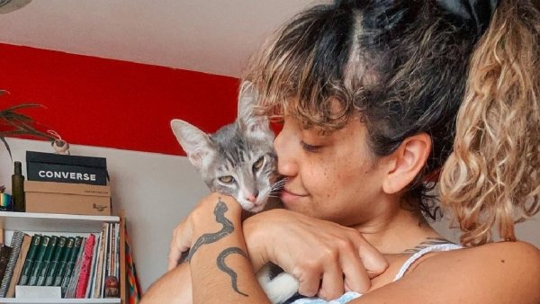 "Le debo tanto a este pequeño": Convirtió a su gato en estrella de TikTok y consiguió su trabajo soñado
