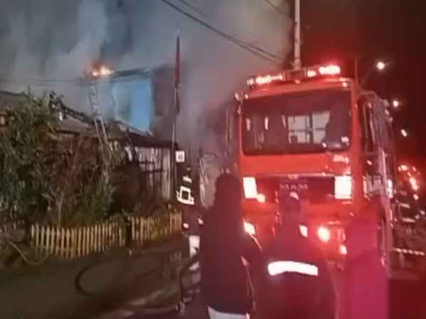 Incendio consume tres hogares en Talca