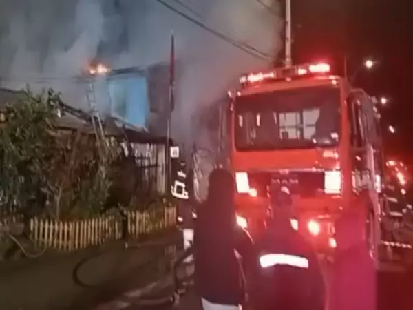 Incendio consume tres hogares en Talca