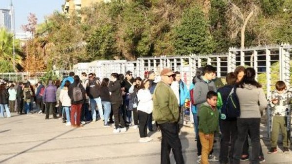 Desafiando al frío: Desde muy temprano visitantes esperaron su turno para conocer TVN en el Día de los Patrimonios
