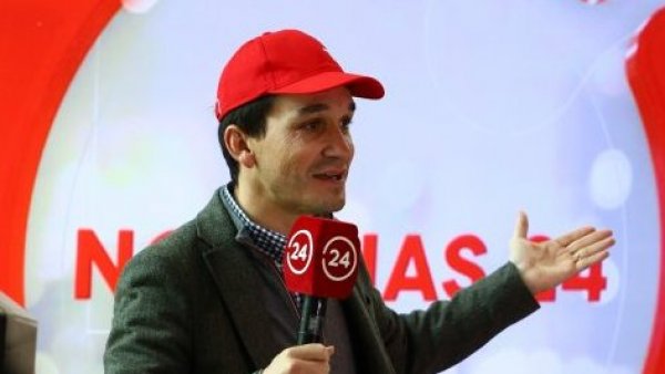 ¡Sorpresa para nuestros anfitriones! El regalo que recibió el periodista Andrés Vial de parte de uno de los visitantes

