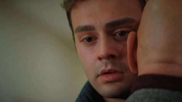 Ahmet está agradecido con Omer por ayudar a Jasmine
