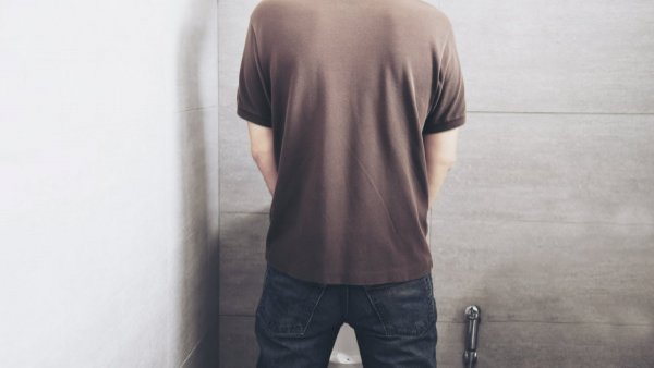 Urólogo afirma que mayoría de hombres siempre han orinado de forma incorrecta
