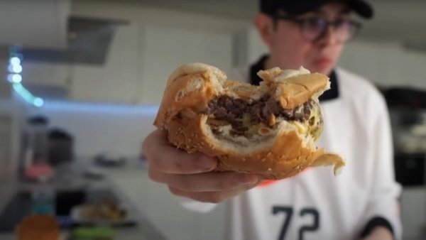 Hamburguesa con manzana: la curiosa preparación que es tendencia en YouTube
