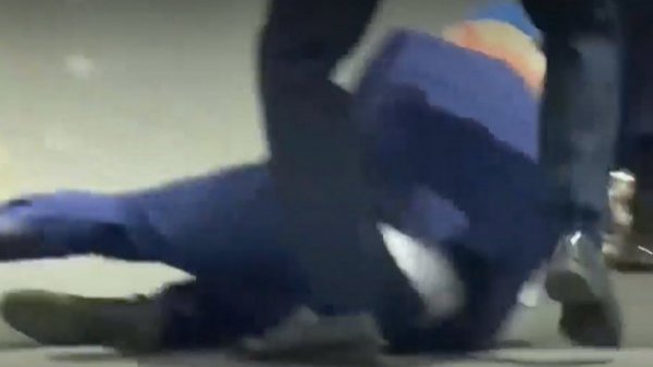 VIDEO: Joe Biden tropieza y cae al suelo durante ceremonia militar en Estados Unidos
