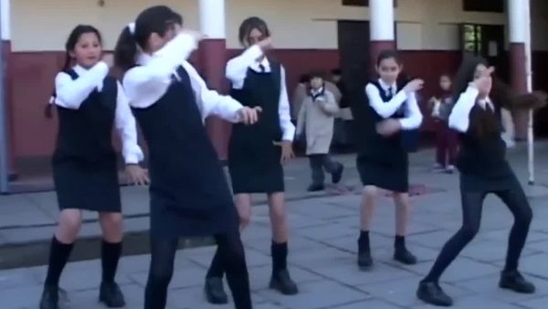 31 Minutos: Prohíben bailar Axé en colegio
