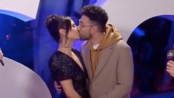 "La Previa" de los Premios Pulsar: Karla Melo y "Dunguita" sellaron su paso por la Alfombra Roja con un romántico beso
