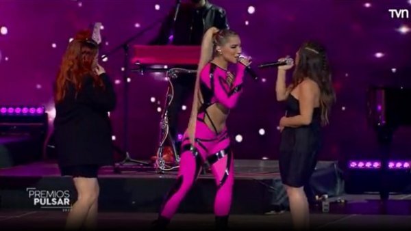 Princesa Alba deleita en los Premios Pulsar 2023 con dueto junto a Supernova
