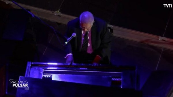 Valentín Trujillo recibe ovación tras impecable presentación en los Premios Pulsar 2023
