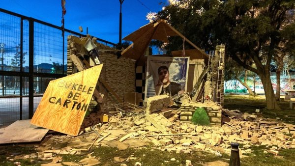 Vecinos se adelantan al Gobierno y destruyen mausoleo narco en Lo Espejo
