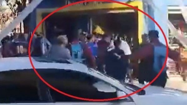 Barristas de Colo Colo y Boca Juniors terminan a los golpes en calles de Buenos Aires
