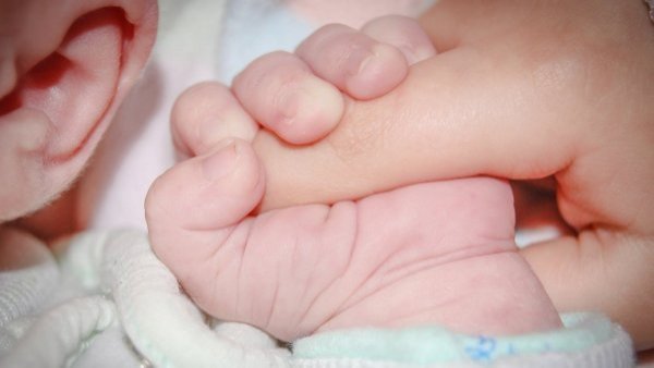 Bebé de dos meses muere por virus sincicial en Hospital de San Antonio: no habían camas disponibles
