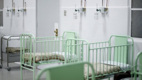 "Que no le pase a ningún otro niño": habla tía de lactante de 3 meses que murió esperando una cama para internarse
