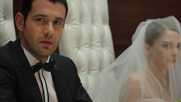 Efsun arruina el matrimonio de Ates y Bahar
