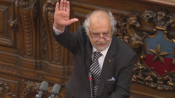 ¿Qué significa el gesto que hizo Miguel Littin en la primera sesión del Consejo Constitucional?
