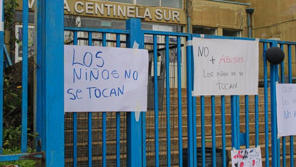 Ni "charlas sexuales" ni ESI: edil de Talcahuano aclara situación de abuso en colegio
