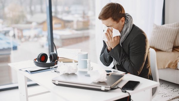 Época de virus respiratorios: Tips para no contagiarse en la oficina
