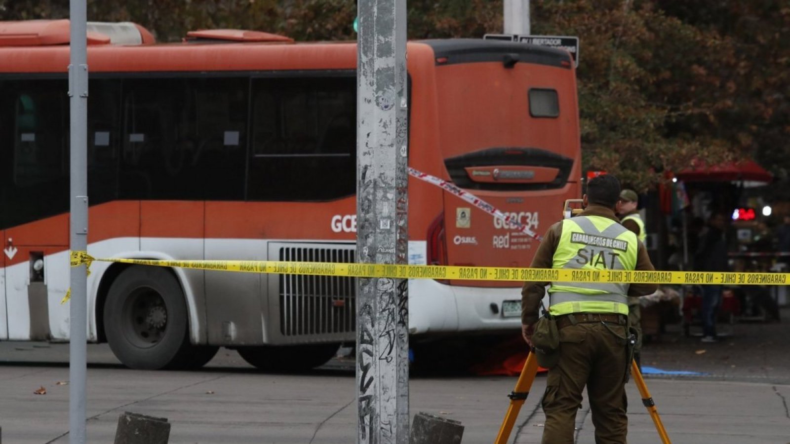 Mujer muere atropellada por bus del Transantiago que se había desviado por incidentes en el Instituto Nacional
