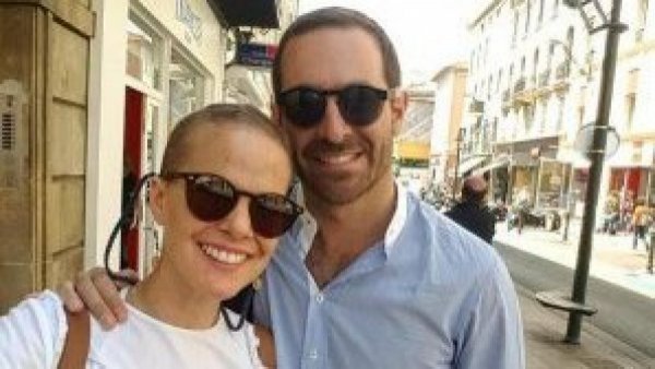Emotiva fotografía a 4 años de su muerte: viudo de Javiera Suárez visita uno de sus lugares favoritos