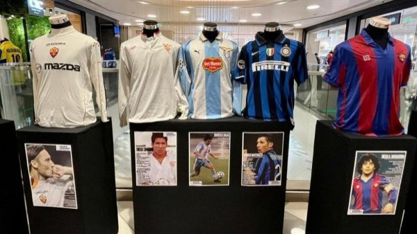 Histórico museo: Parque Arauco exhibirá más de 40 camisetas de importantes figuras del fútbol
