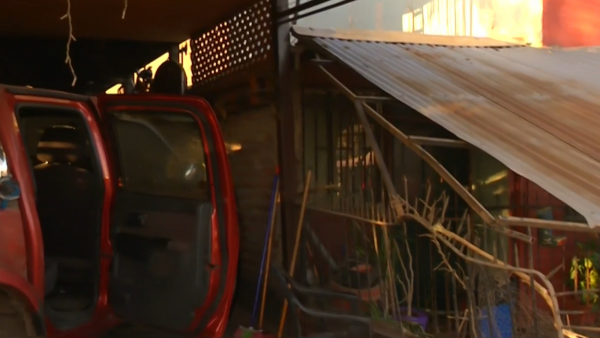 ¡Insólito! Un auto robado chocó y arrasó con 5 casas en La Granja
