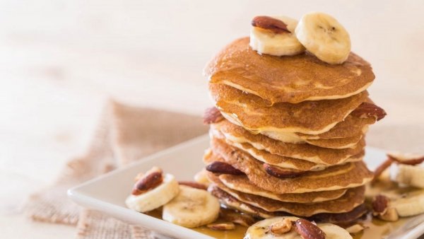 <p>Panqueques apilados uno sobre otro.</p>Panqueques de avena y plátano en 8 pasos
