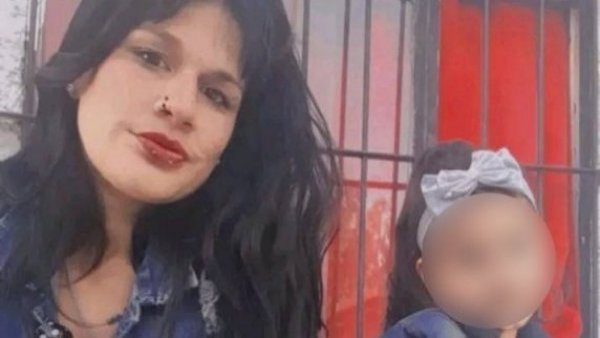 Madre y su hija de 7 años mueren atropelladas mientras esperaban el bus para ir a la escuela
