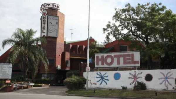 Pareja destroza habitación de hotel tras el impedimento de realizar un trío
