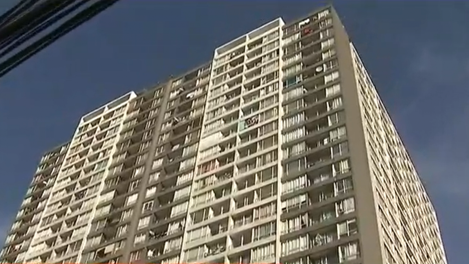 Esperan 45 minutos por el ascensor: 3 mil vecinos viven en un condominio
