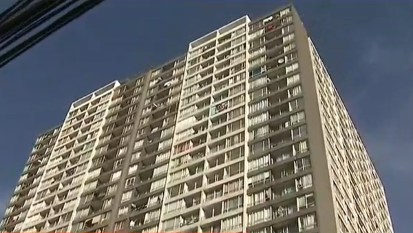 Esperan 45 minutos por el ascensor: 3 mil vecinos viven en un condominio
