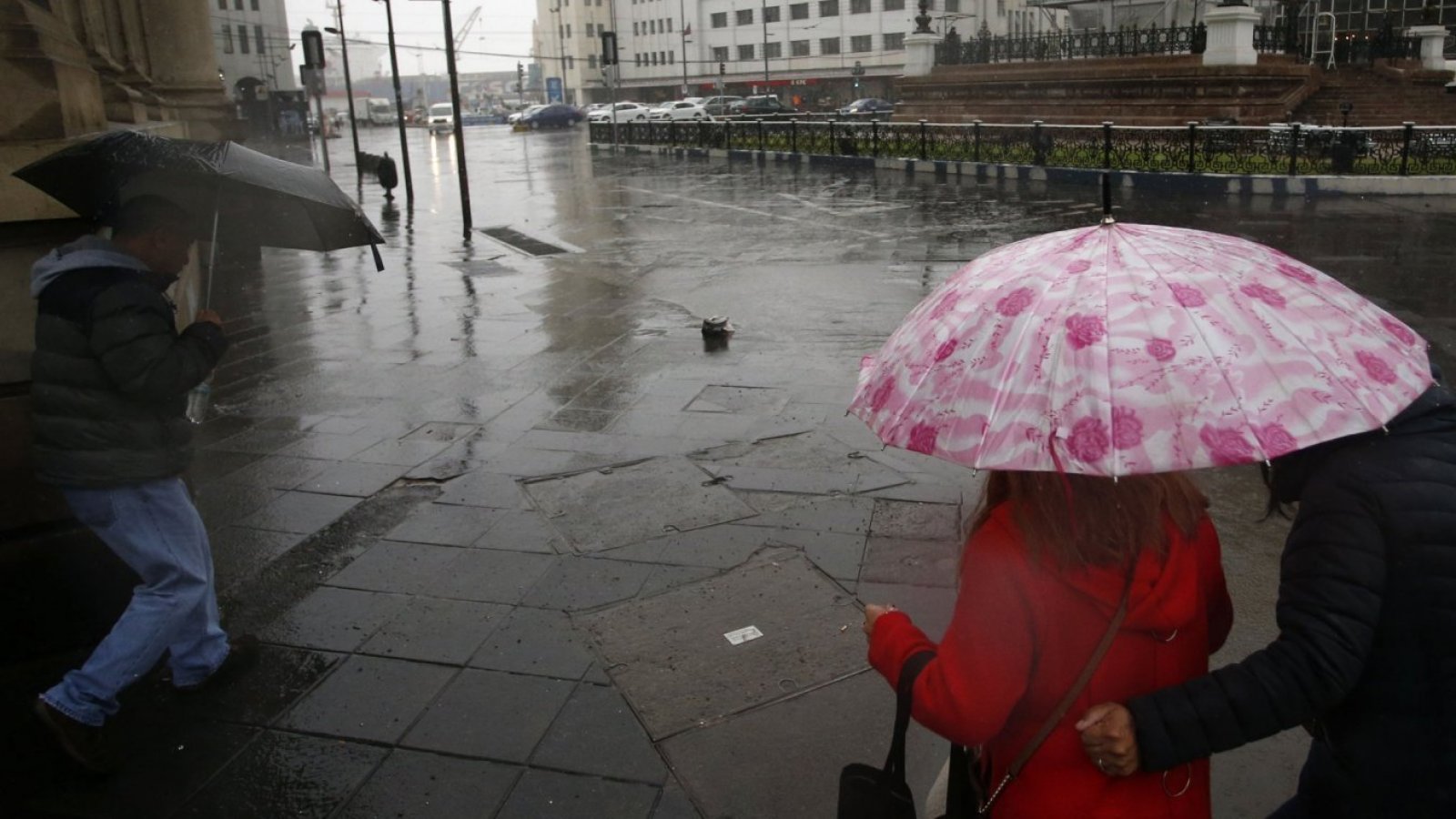 ¿El invierno llegará con lluvias?: emiten aviso por precipitaciones y vientos para este jueves en Santiago
