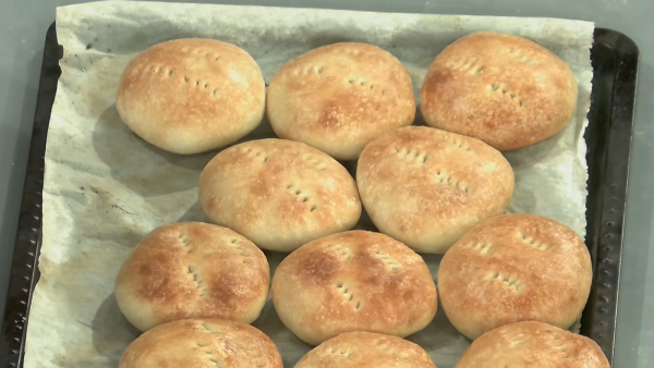 Simple y barato: Aprendemos a cocinar unos ricos panes amasados
