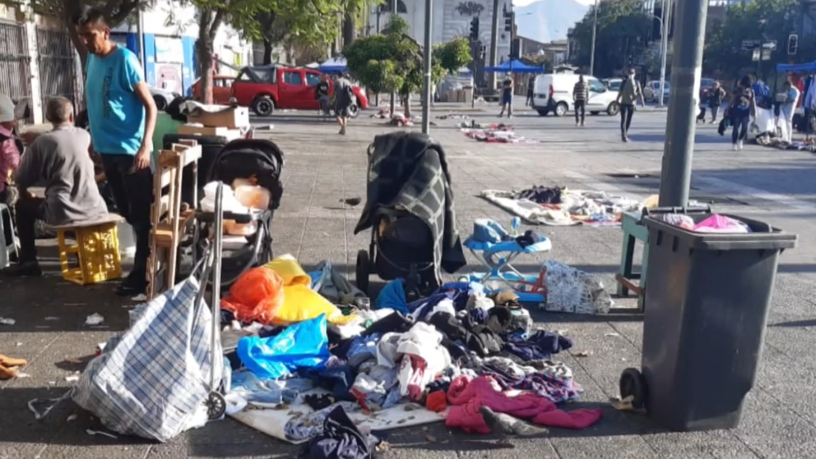 "Cada día peor el sector": Comercio ambulante se toma las calles de Recoleta
