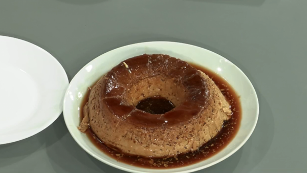 Perfecto para estos días fríos: Aprendemos a hacer un delicioso flan de vainilla
