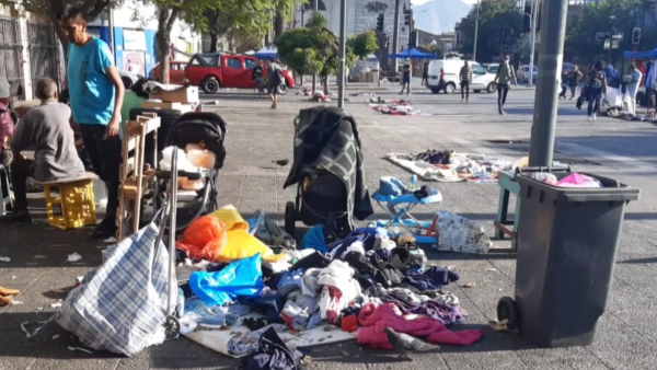 "Cada día peor el sector": Comercio ambulante se toma las calles de Recoleta
