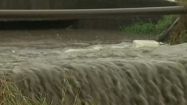 Canal Santa Marta se desborda ante las fuertes lluvias en Santiago
