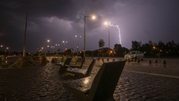 Sistema frontal: Dirección Meteorológica emite alerta por tormentas eléctricas para 10 regiones
