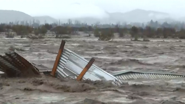 Casa queda atrapada en medio del caudal del río Cachapoal en Lo Miranda
