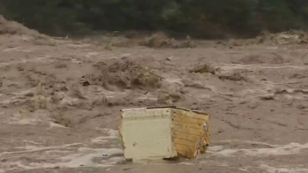 Río Maipo se desborda en Pirque: Vecinos son evacuados y llevados a albergues
