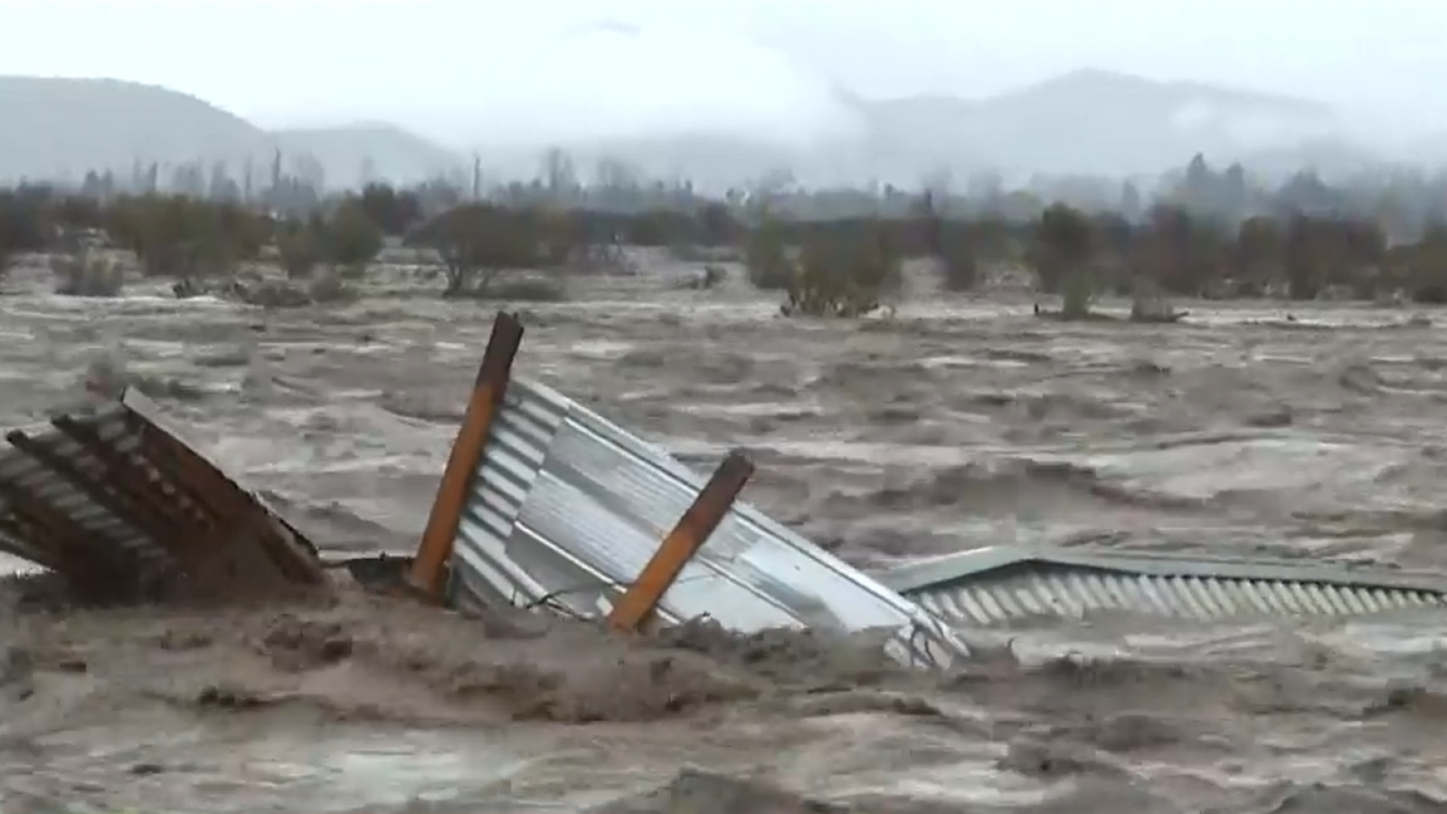 Casa queda atrapada en medio del caudal del río Cachapoal en Lo Miranda
