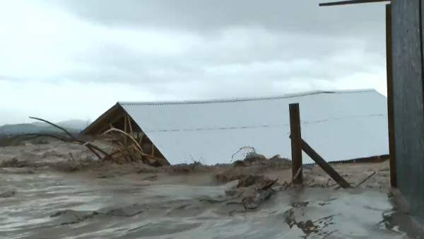 Casa termina por ceder ante el fuerte caudal del río Cachapoal en Lo Miranda
