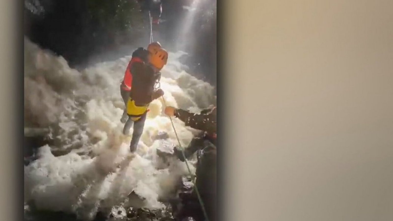 “No vamos a parar hasta que lo encontremos”: quién es el bombero desaparecido tras ser arrastrado por un río en el Maule
