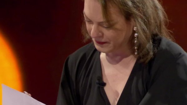 Padres de Daniela Vega la sorprenden con emotiva carta
