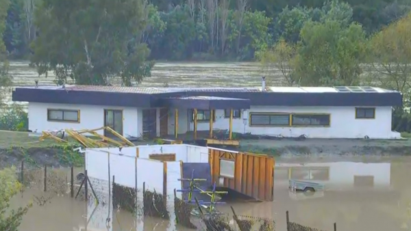 Reaparecieron luego de tres días: Casas quedaron sumergidas por el Río Maule en Constitución