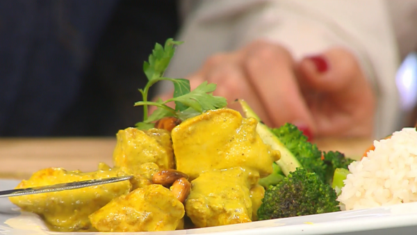 <p>Foto de un pollo a la cúrcuma.</p>Pollo salteado con cúrcuma: receta de 7 pasos
