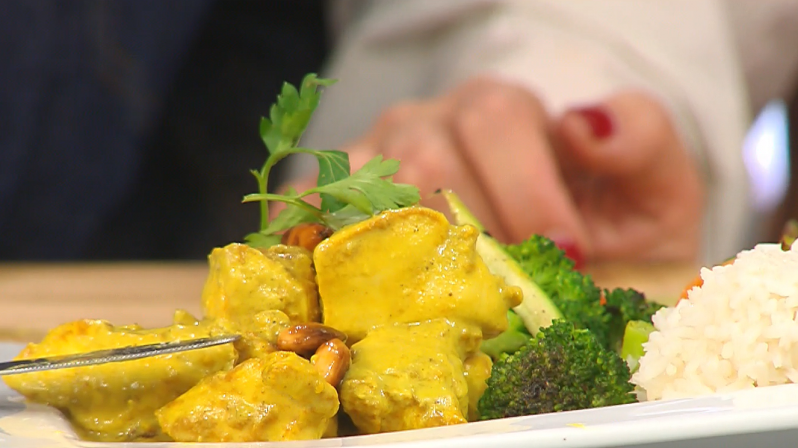 ¡Un delicioso plato! Preparamos un pollo salteado con cúrcuma
