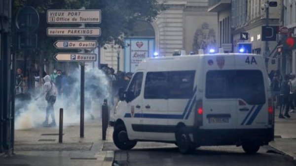 Un joven muere al caer de un techo durante las violentas protestas en Francia
