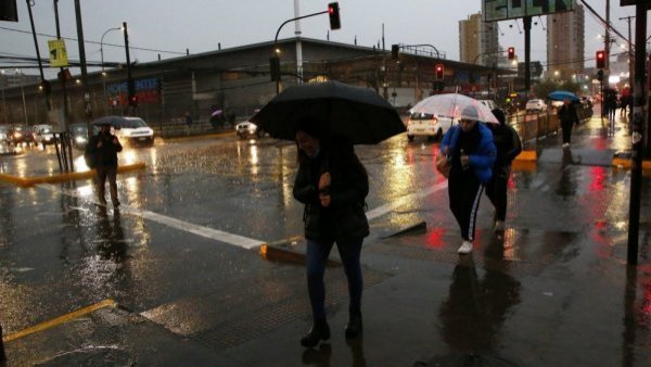Meteorología pronostica lluvias "sobre lo normal" en invierno: revisa cuánta agua caería en Santiago
